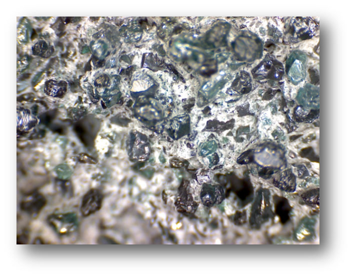Vysoce odolný anorganický kompozitní materiál z karbidu křemíku SIOSIC, 200x zvětšeno.